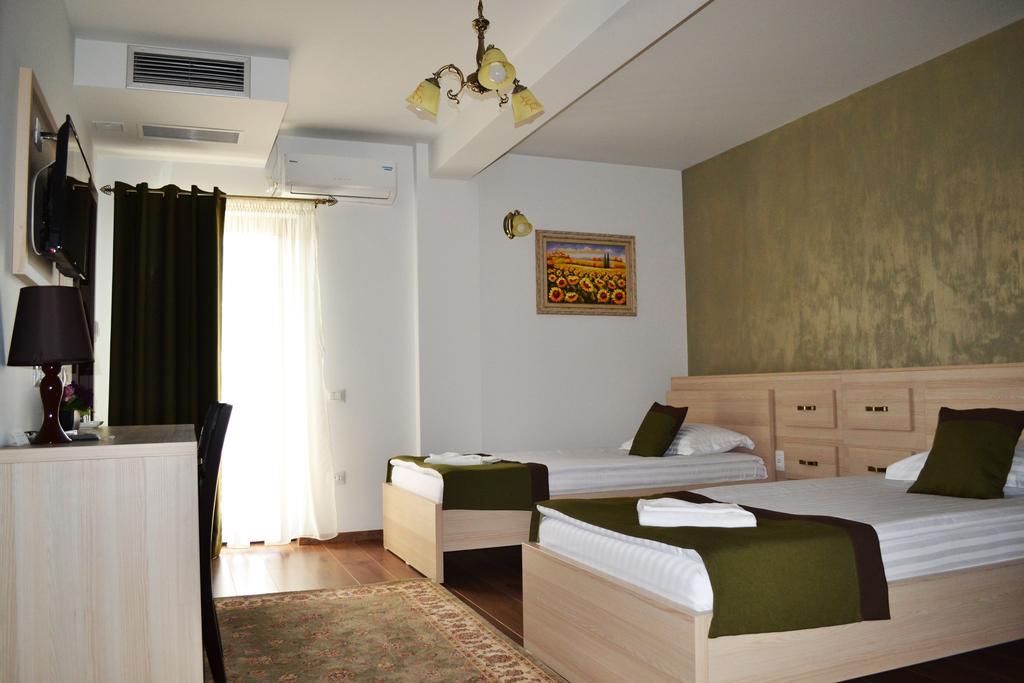 Hotel Casa Caroli Târgu Jiu Exterior foto